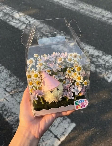 Ảnh box hoa được cầm trên tay ngoài trời dưới nắng